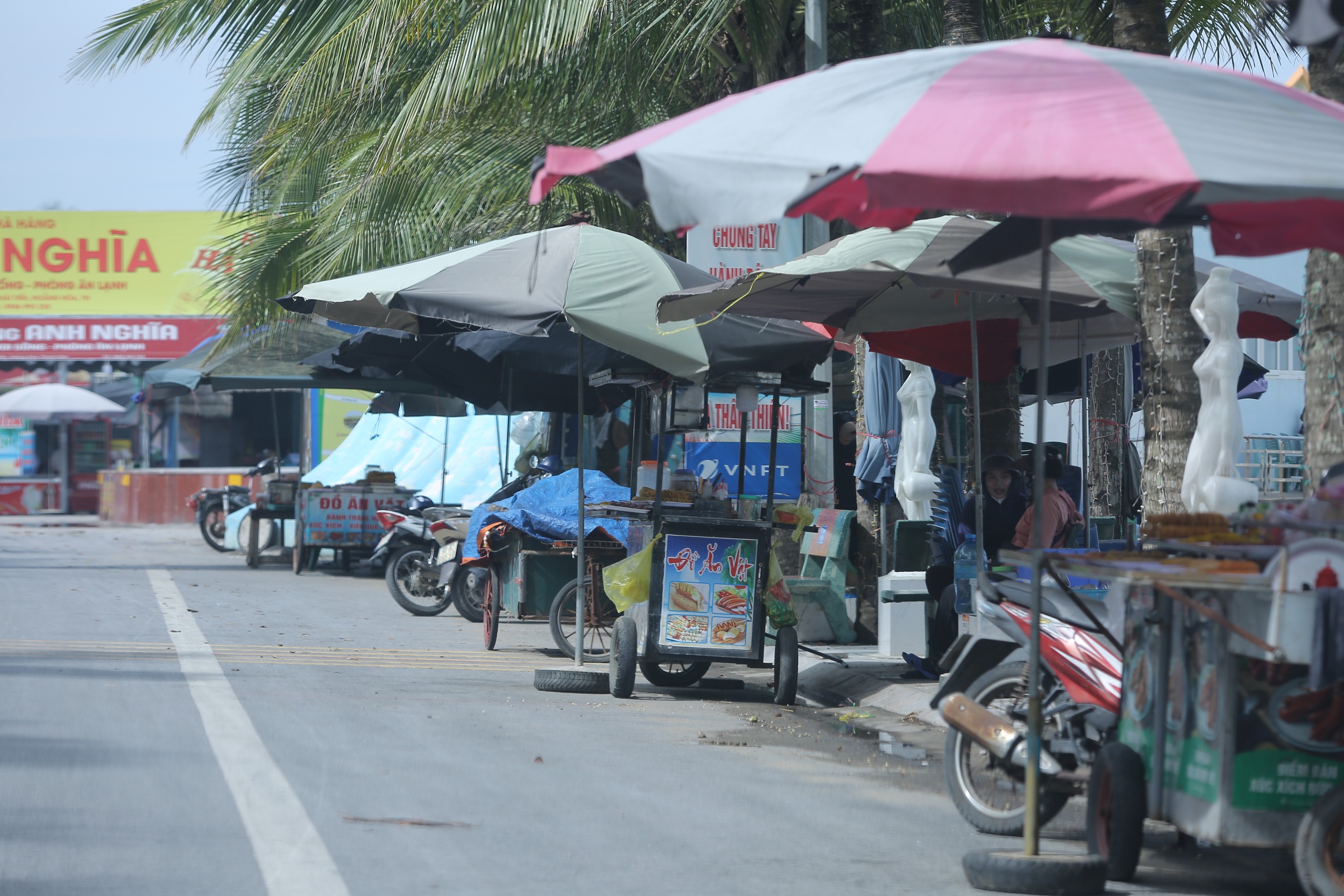 Vì sao bãi biển Hải Tiến năm nay "ngủ đông" sớm?- Ảnh 16. Vì sao bãi biển Hải Tiến năm nay "ngủ đông" sớm?- Ảnh 16.