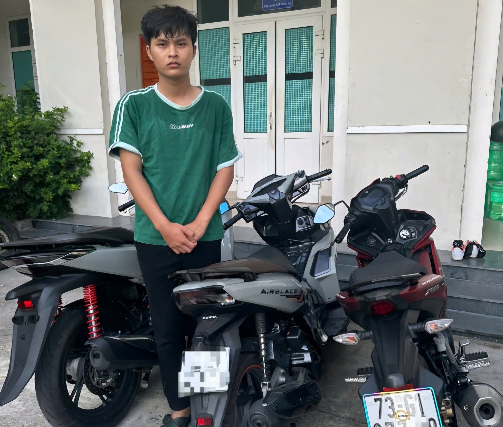 Thanh ni&ecirc;n ph&aacute; kh&oacute;a tiệm cầm đồ, trộm nhiều xe m&aacute;y đắt tiền- Ảnh 1.