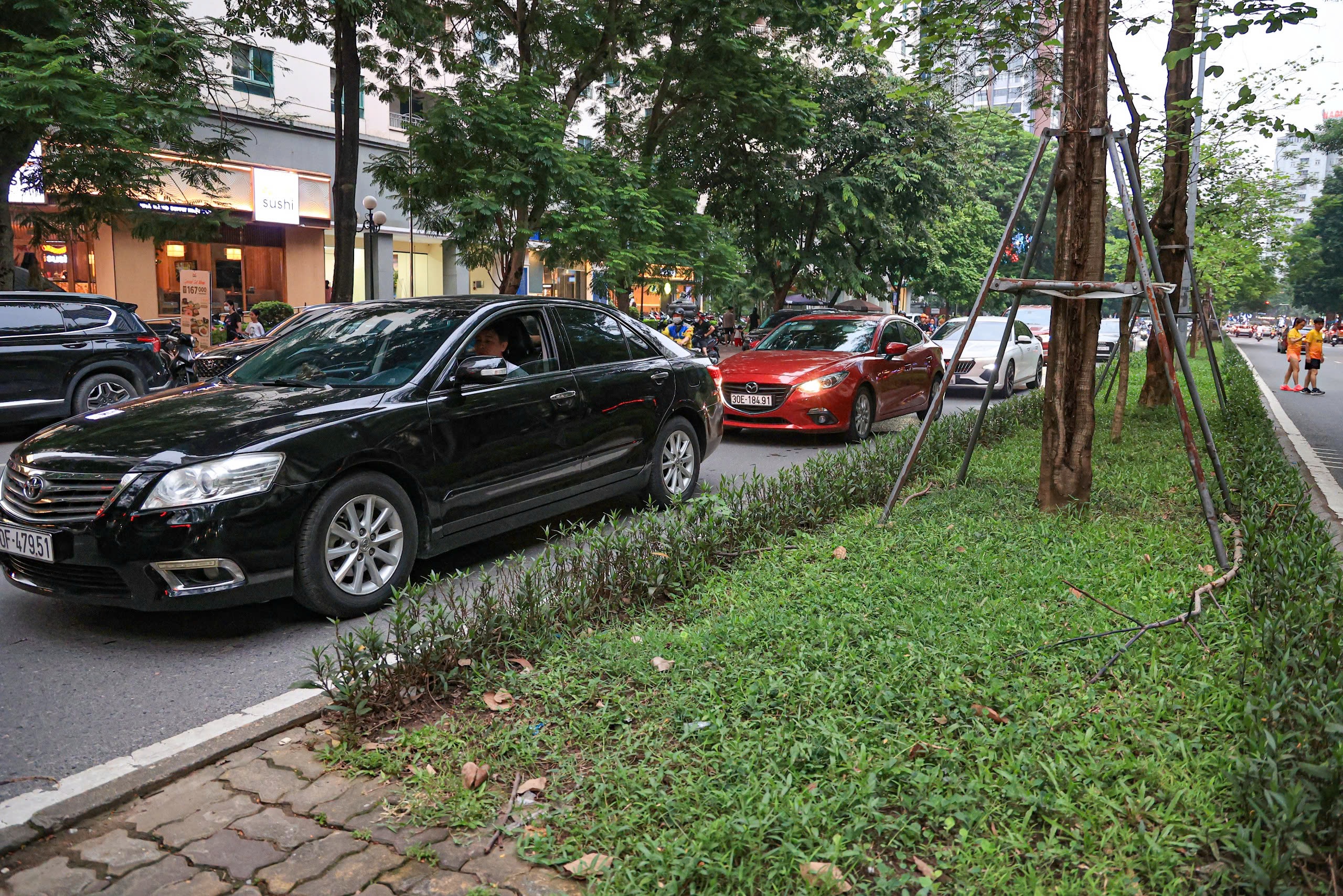 Hiện trạng c&aacute;c tuyến đường sắp được H&agrave; Nội chi cả trăm tỷ đồng x&eacute;n vỉa h&egrave;, dải ph&acirc;n c&aacute;ch- Ảnh 22.