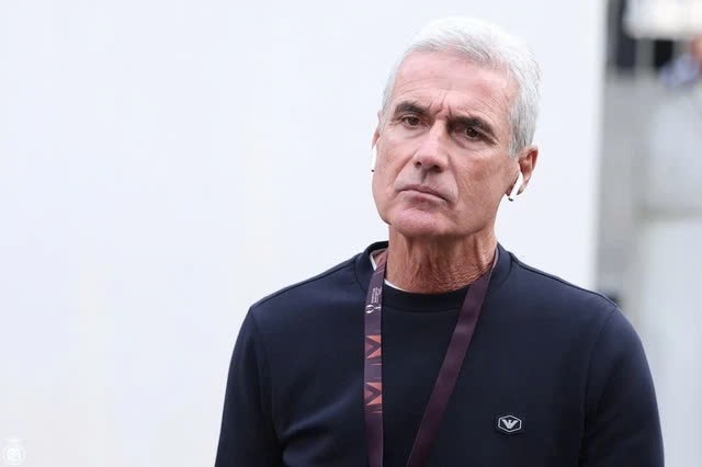 HLV Al Nassr mất việc chỉ vì hành động khó hiểu của Ronaldo- Ảnh 1. HLV Al Nassr mất việc chỉ vì hành động khó hiểu của Ronaldo- Ảnh 1.