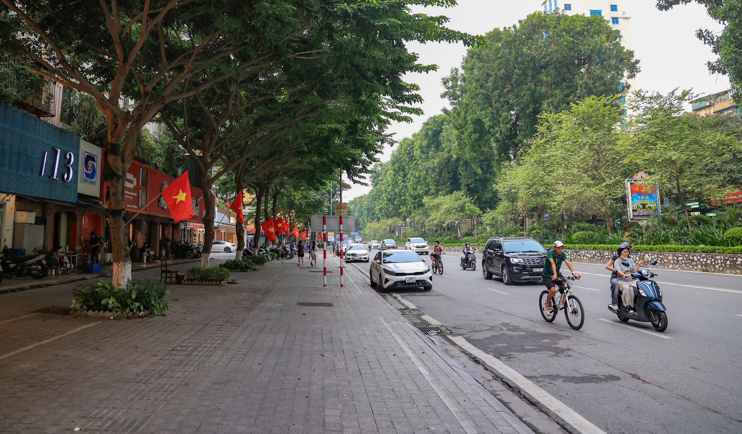 Hiện trạng c&aacute;c tuyến đường sắp được H&agrave; Nội chi cả trăm tỷ đồng x&eacute;n vỉa h&egrave;, dải ph&acirc;n c&aacute;ch- Ảnh 12.