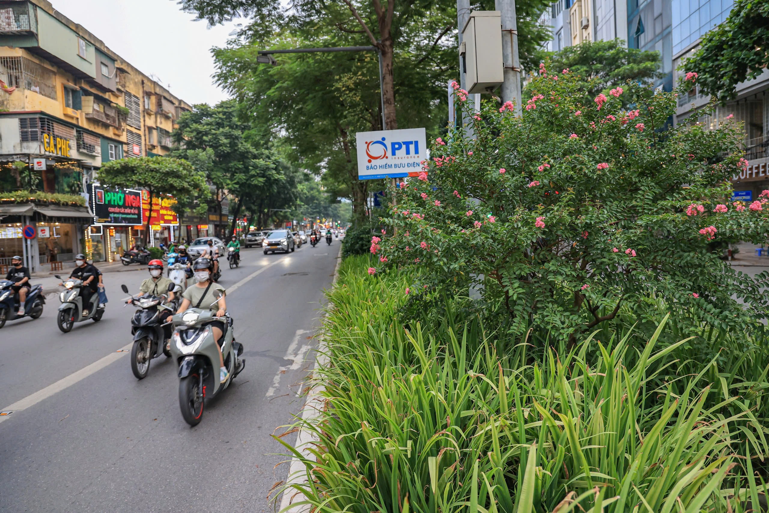 Hiện trạng c&aacute;c tuyến đường sắp được H&agrave; Nội chi cả trăm tỷ đồng x&eacute;n vỉa h&egrave;, dải ph&acirc;n c&aacute;ch- Ảnh 16.