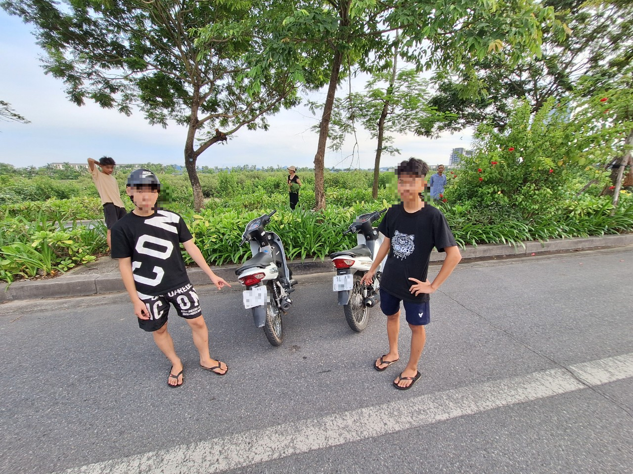 Theo chân CSGT xử lý thanh, thiếu niên vi phạm trật tự ATGT nơi đất Mỏ- Ảnh 2. Theo chân CSGT xử lý thanh, thiếu niên vi phạm trật tự ATGT nơi đất Mỏ- Ảnh 2.