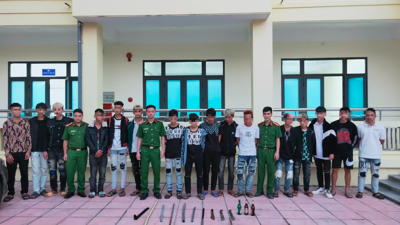 Theo chân CSGT xử lý thanh, thiếu niên vi phạm trật tự ATGT nơi đất Mỏ- Ảnh 4. Theo chân CSGT xử lý thanh, thiếu niên vi phạm trật tự ATGT nơi đất Mỏ- Ảnh 4.