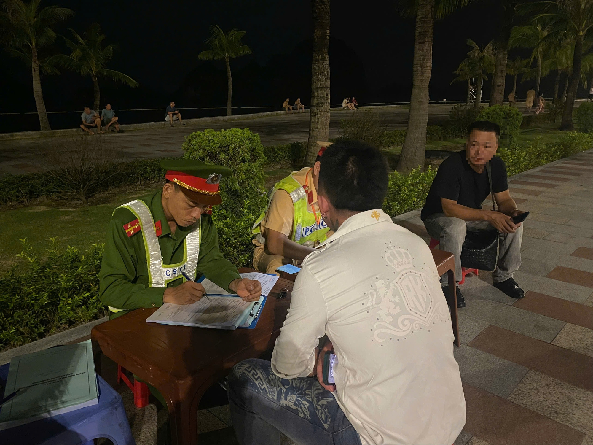 Theo chân CSGT xử lý thanh, thiếu niên vi phạm trật tự ATGT nơi đất Mỏ- Ảnh 1. Theo chân CSGT xử lý thanh, thiếu niên vi phạm trật tự ATGT nơi đất Mỏ- Ảnh 1.