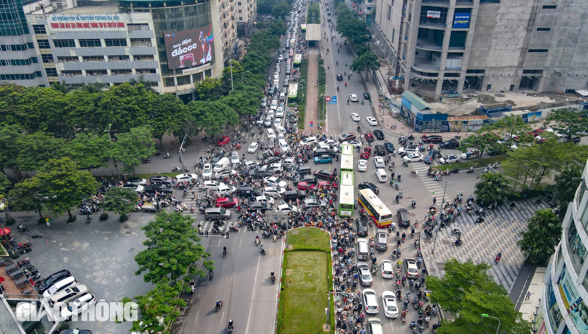 Hiện trạng c&aacute;c tuyến đường sắp được H&agrave; Nội chi cả trăm tỷ đồng x&eacute;n vỉa h&egrave;, dải ph&acirc;n c&aacute;ch- Ảnh 1.