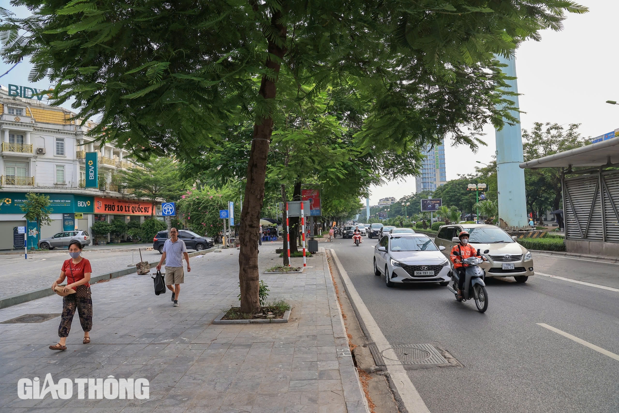 Hiện trạng c&aacute;c tuyến đường sắp được H&agrave; Nội chi cả trăm tỷ đồng x&eacute;n vỉa h&egrave;, dải ph&acirc;n c&aacute;ch- Ảnh 8.