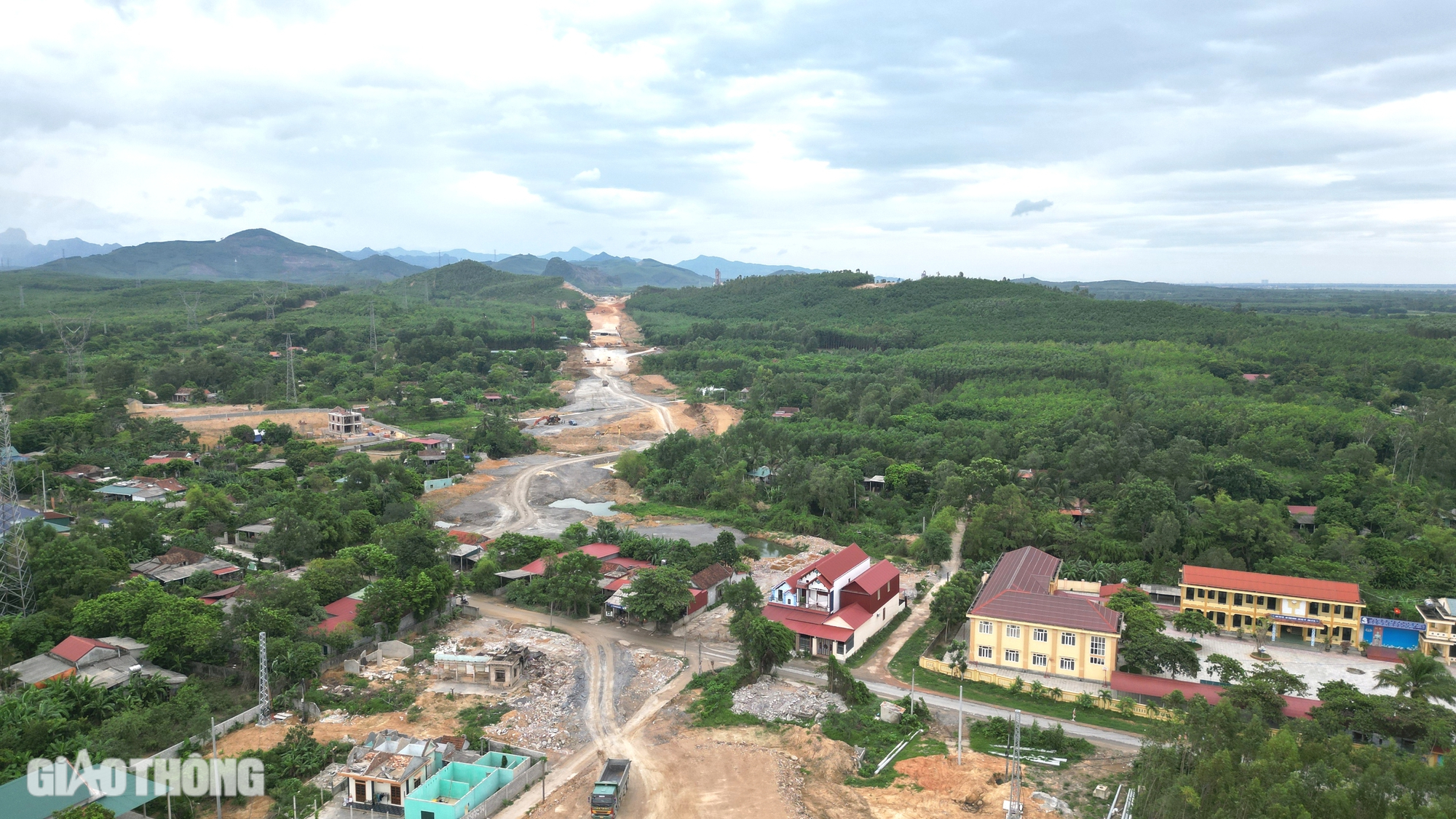 Cận cảnh "n&uacute;t thắt" mặt bằng cản tiến độ cao tốc Bắc - Nam qua Quảng B&igrave;nh- Ảnh 1.