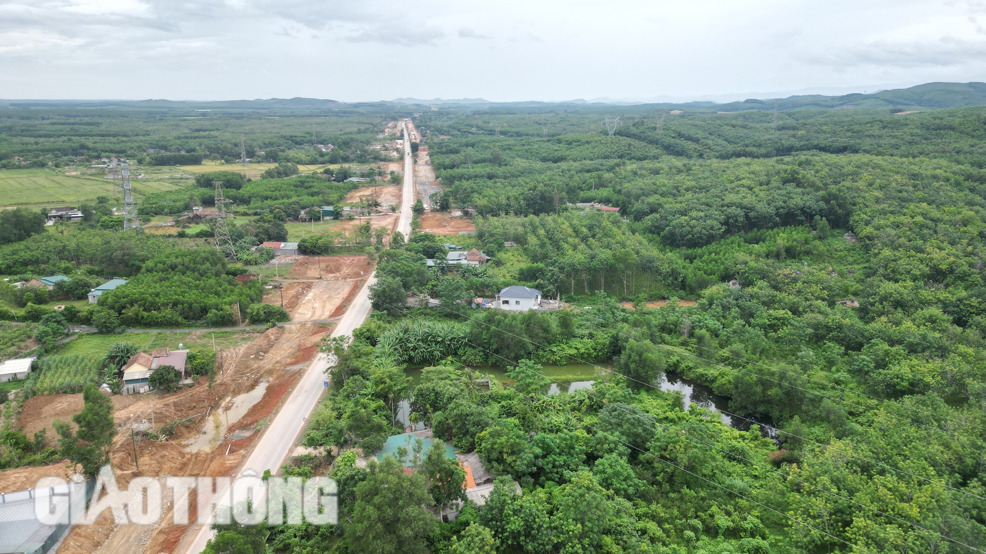Cận cảnh "n&uacute;t thắt" mặt bằng cản tiến độ cao tốc Bắc - Nam qua Quảng B&igrave;nh- Ảnh 2.