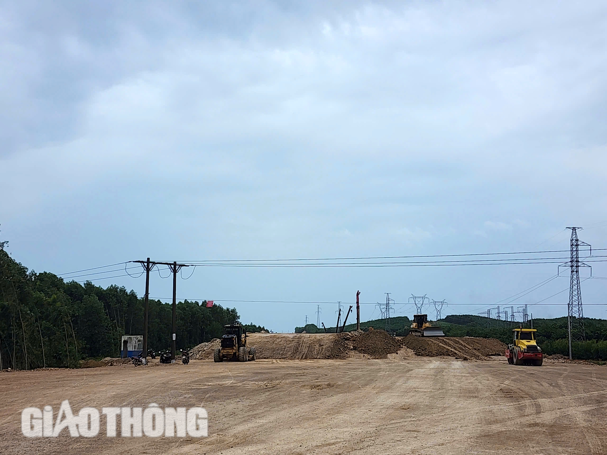 Cận cảnh "n&uacute;t thắt" mặt bằng cản tiến độ cao tốc Bắc - Nam qua Quảng B&igrave;nh- Ảnh 4.