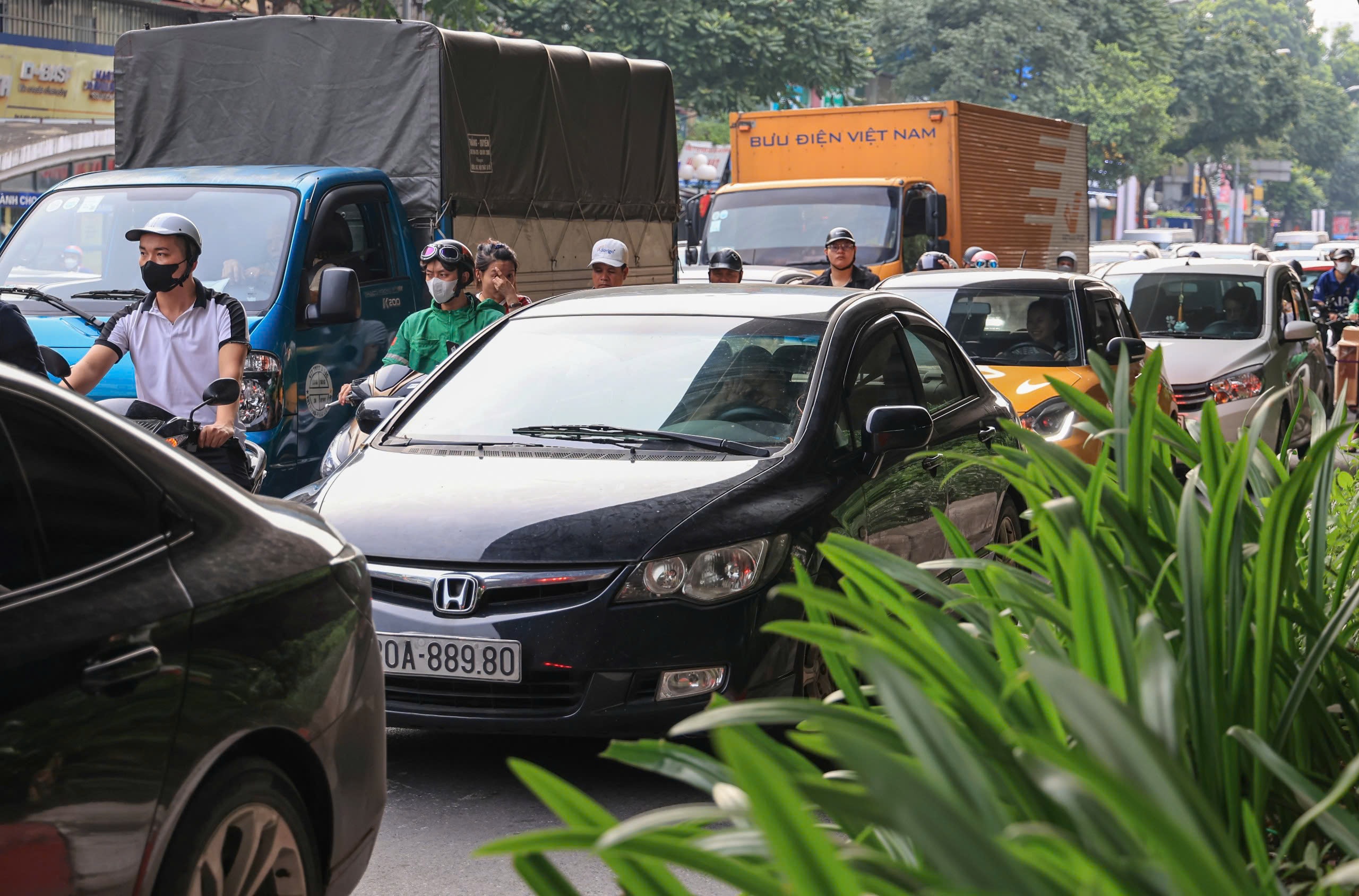 Hiện trạng c&aacute;c tuyến đường sắp được H&agrave; Nội chi cả trăm tỷ đồng x&eacute;n vỉa h&egrave;, dải ph&acirc;n c&aacute;ch- Ảnh 21.