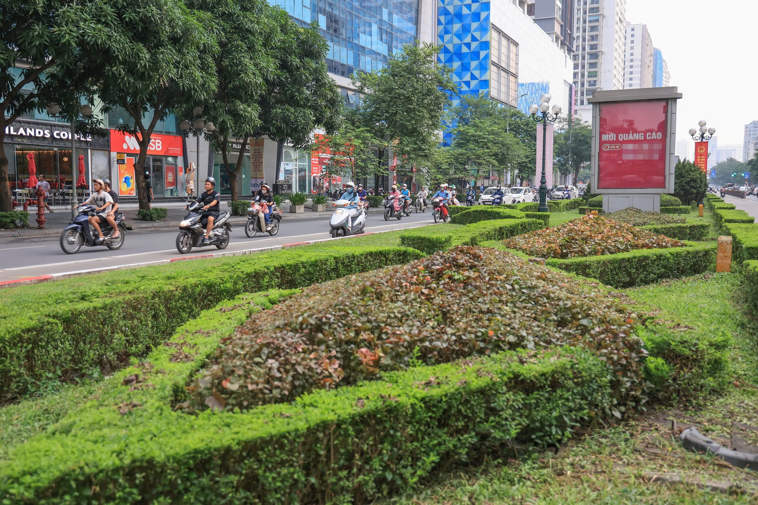 Hiện trạng c&aacute;c tuyến đường sắp được H&agrave; Nội chi cả trăm tỷ đồng x&eacute;n vỉa h&egrave;, dải ph&acirc;n c&aacute;ch- Ảnh 4.