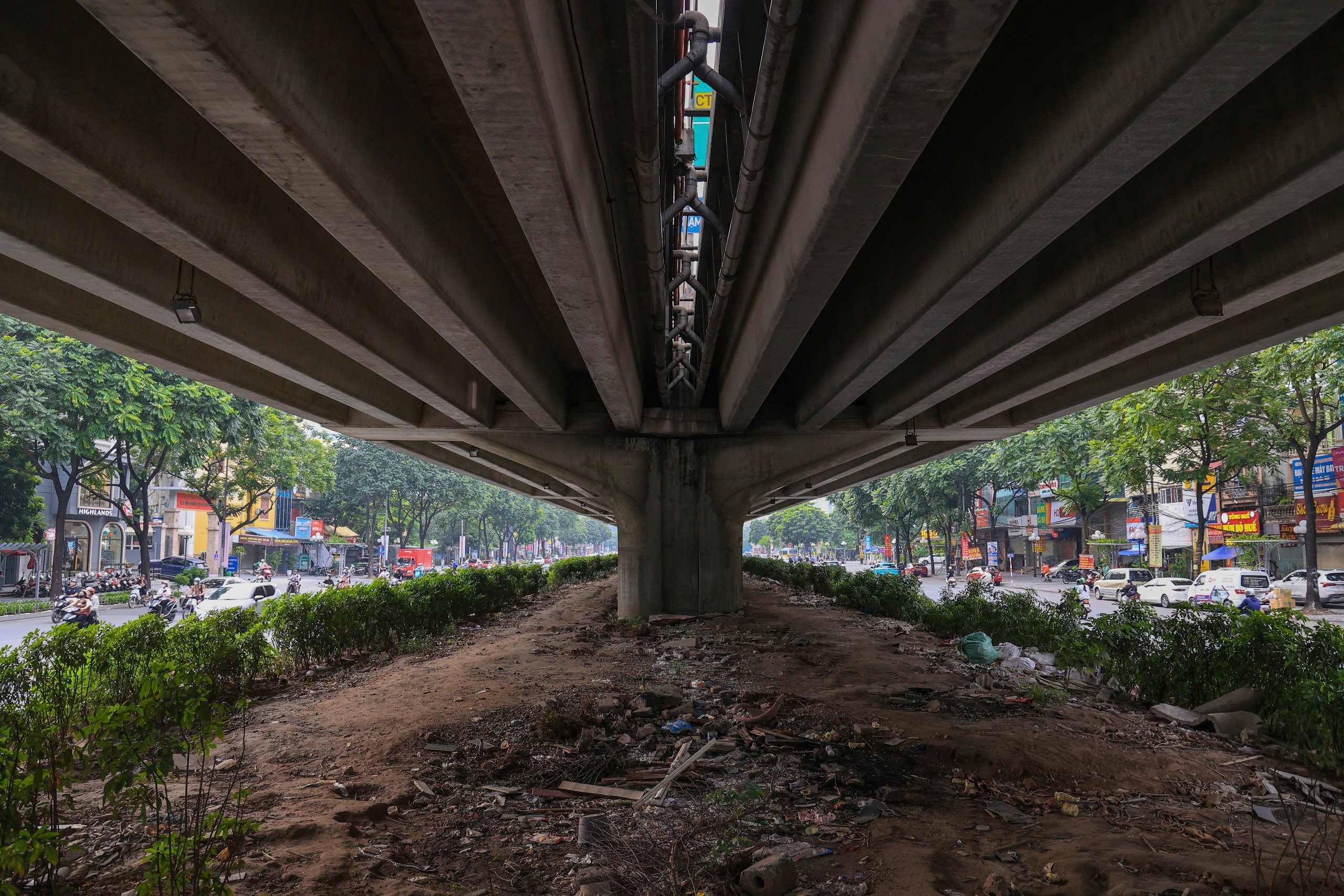 Hiện trạng c&aacute;c tuyến đường sắp được H&agrave; Nội chi cả trăm tỷ đồng x&eacute;n vỉa h&egrave;, dải ph&acirc;n c&aacute;ch- Ảnh 19.