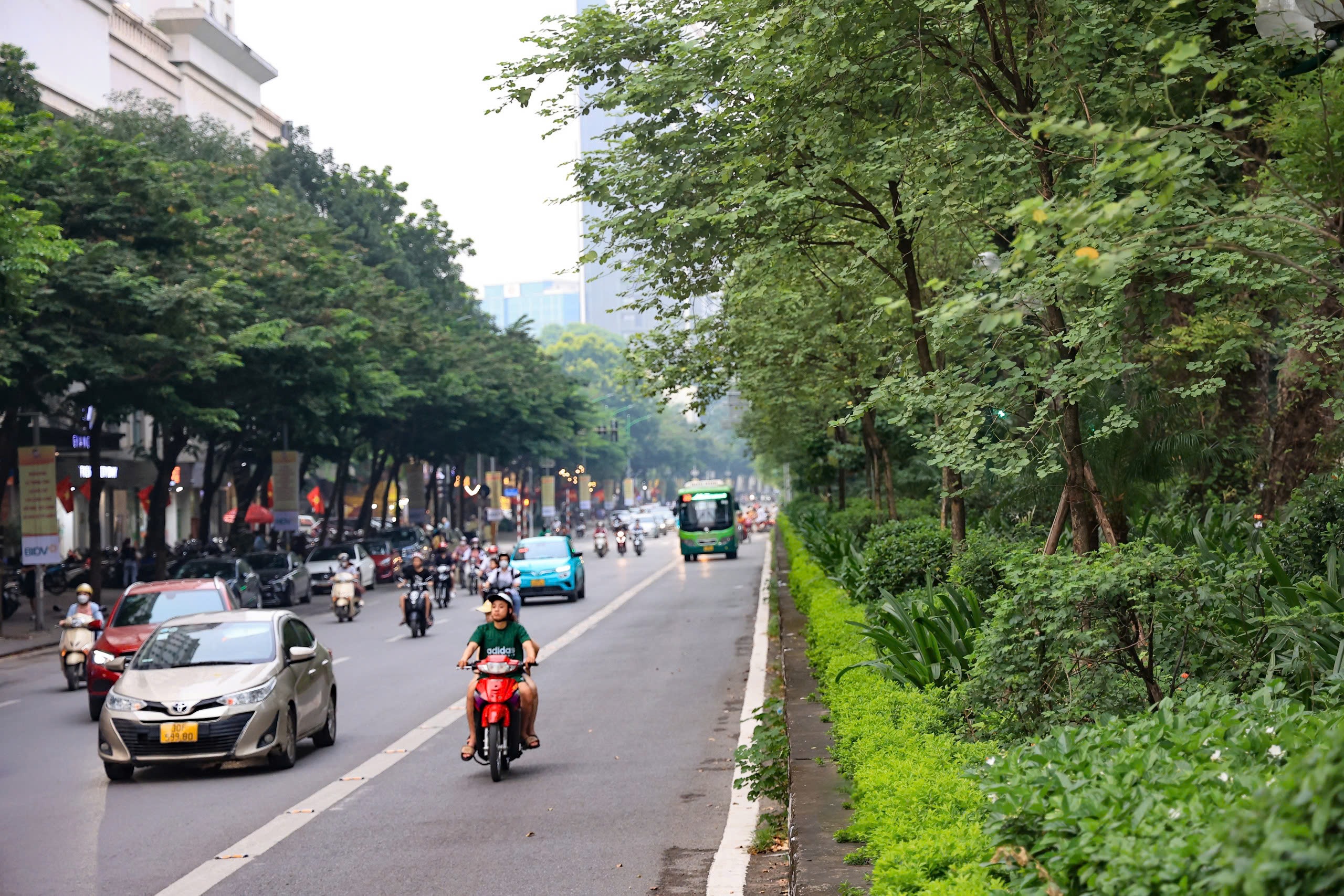 Hiện trạng c&aacute;c tuyến đường sắp được H&agrave; Nội chi cả trăm tỷ đồng x&eacute;n vỉa h&egrave;, dải ph&acirc;n c&aacute;ch- Ảnh 13.