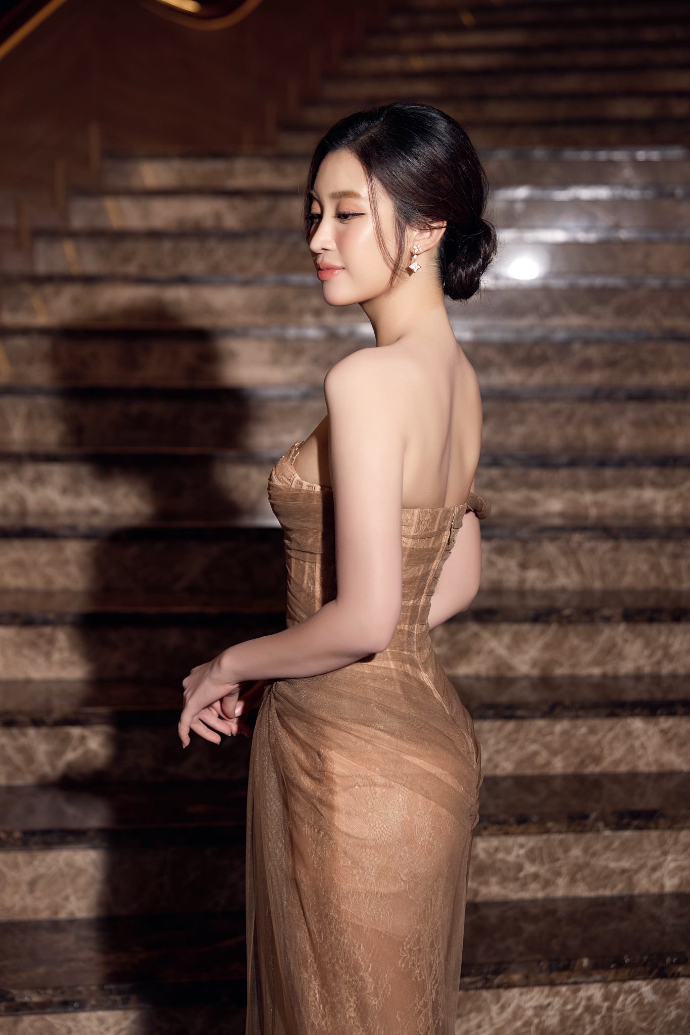 "Nàng dâu hào môn" Đỗ Mỹ Linh xuất hiện quyến rũ ngày đầu quay lại showbiz- Ảnh 3. "Nàng dâu hào môn" Đỗ Mỹ Linh xuất hiện quyến rũ ngày đầu quay lại showbiz- Ảnh 3.