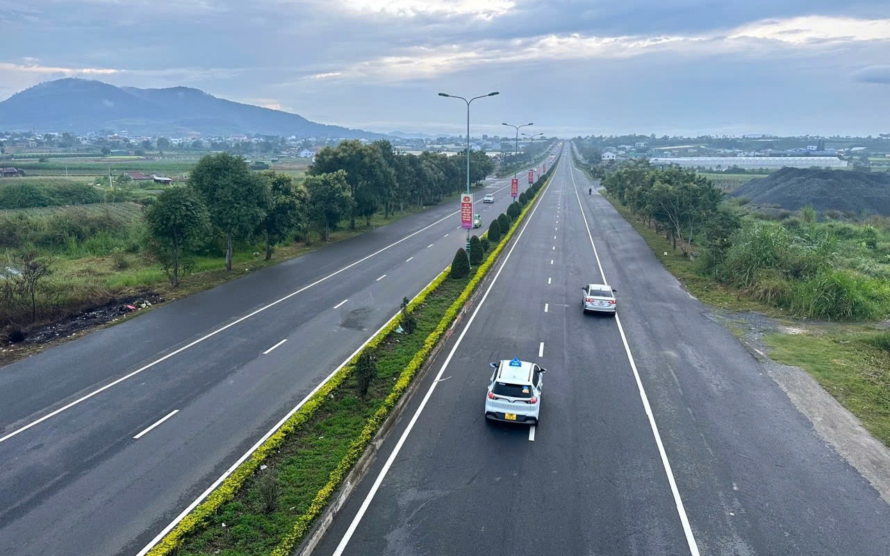 Đẩy nhanh thủ tục đầu tư, sớm khởi c&ocirc;ng to&agrave;n tuyến cao tốc Dầu Gi&acirc;y - Li&ecirc;n Khương