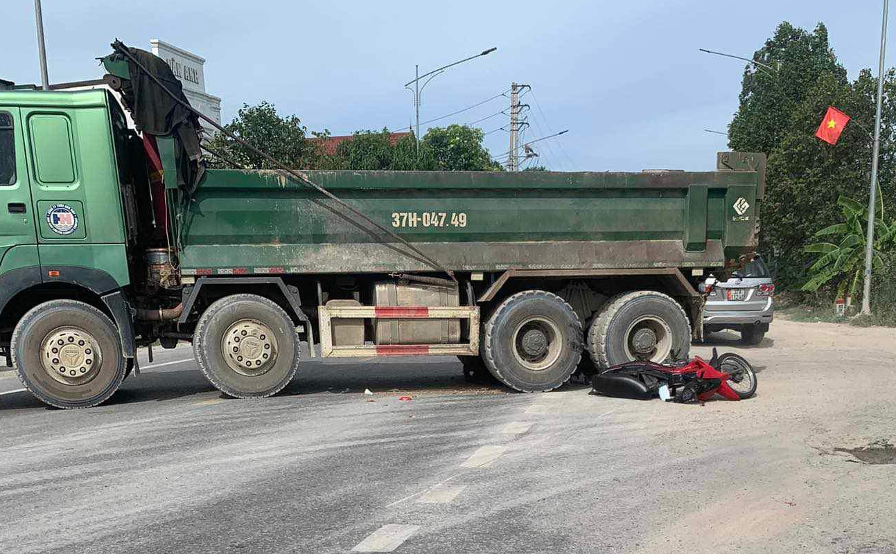 Xe m&aacute;y va chạm xe tải tr&ecirc;n QL46A, 2 thanh ni&ecirc;n thương vong- Ảnh 1.