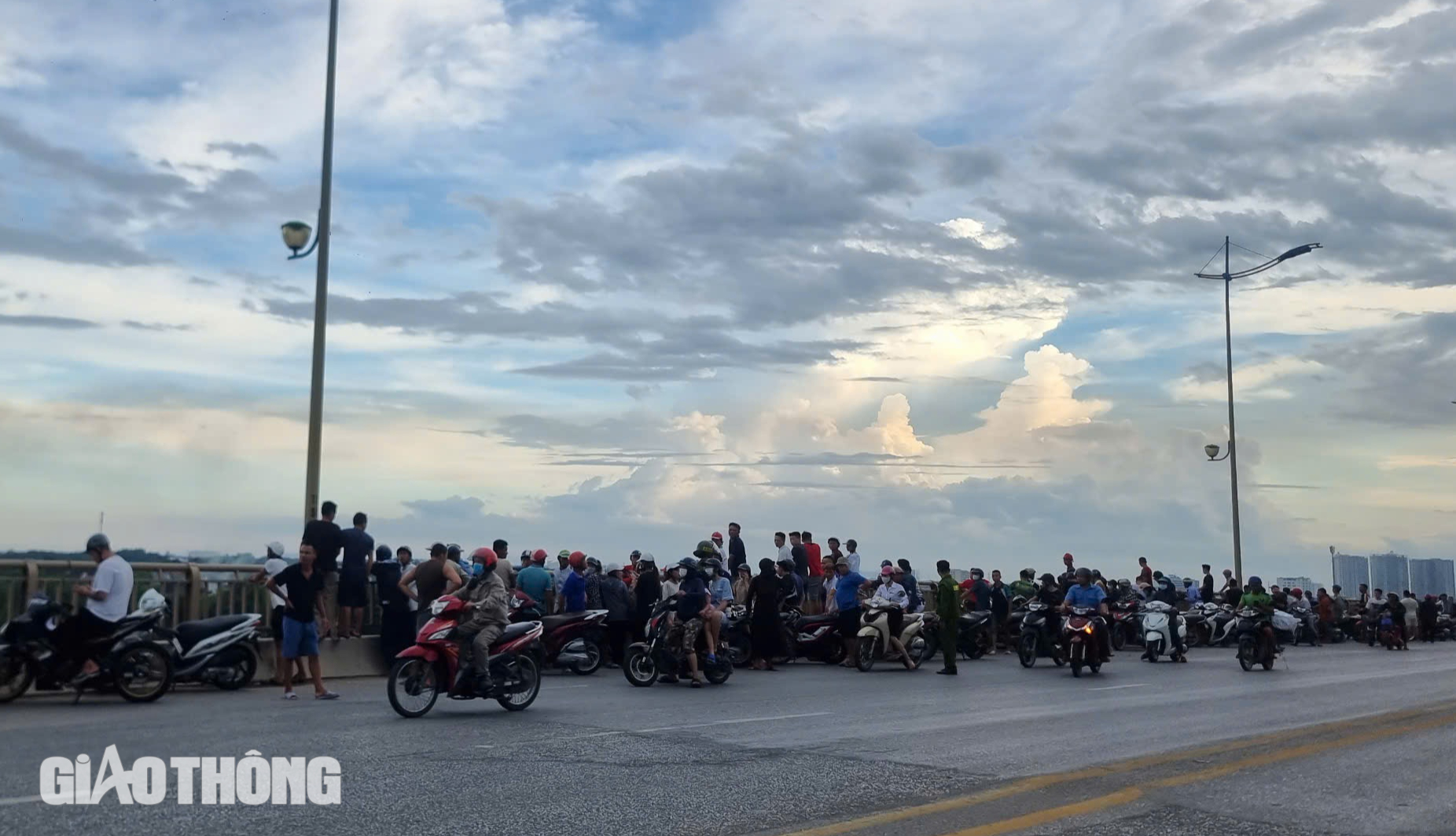 T&igrave;m thấy thi thể nam c&ocirc;ng nh&acirc;n để lại thư tuyệt mệnh nhảy cầu tự vẫn- Ảnh 2.