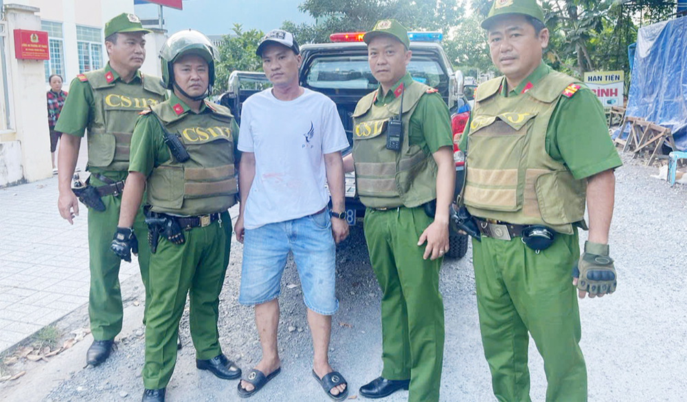 An Giang: Ngăn chặn kịp thời người đ&agrave;n &ocirc;ng tẩm xăng c&ugrave;ng con g&aacute;i, dọa đốt nh&agrave;- Ảnh 3.