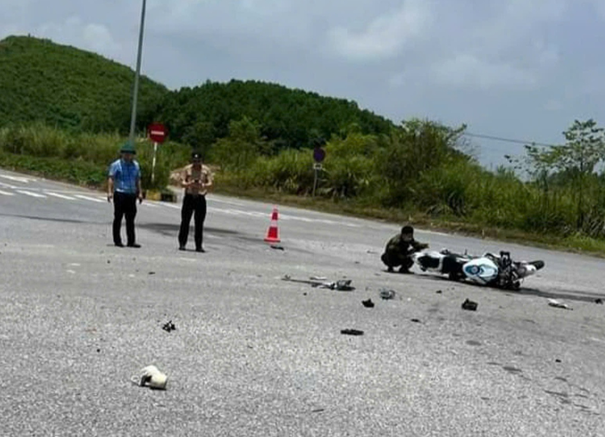 Khoảnh khắc nữ t&agrave;i xế xe ph&acirc;n khối lớn "x&eacute; gi&oacute;" t&ocirc;ng ngang &ocirc; t&ocirc; khiến 3 người nhập viện- Ảnh 1.