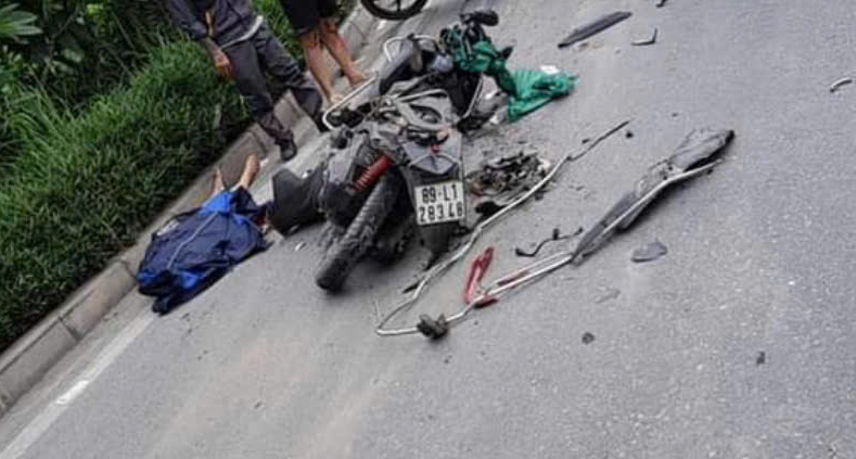 Xe "hổ vồ" c&aacute;n xe m&aacute;y ở kh&uacute;c cua, người phụ nữ tử vong thương t&acirc;m- Ảnh 3.