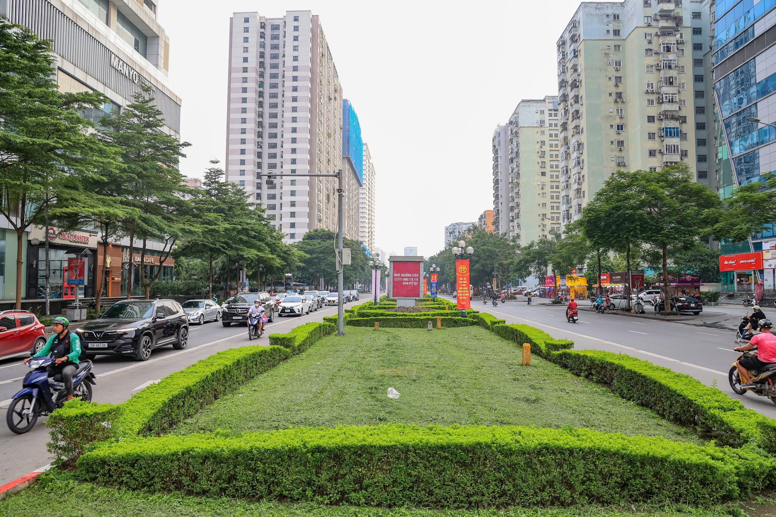 Hiện trạng c&aacute;c tuyến đường sắp được H&agrave; Nội chi cả trăm tỷ đồng x&eacute;n vỉa h&egrave;, dải ph&acirc;n c&aacute;ch- Ảnh 3.