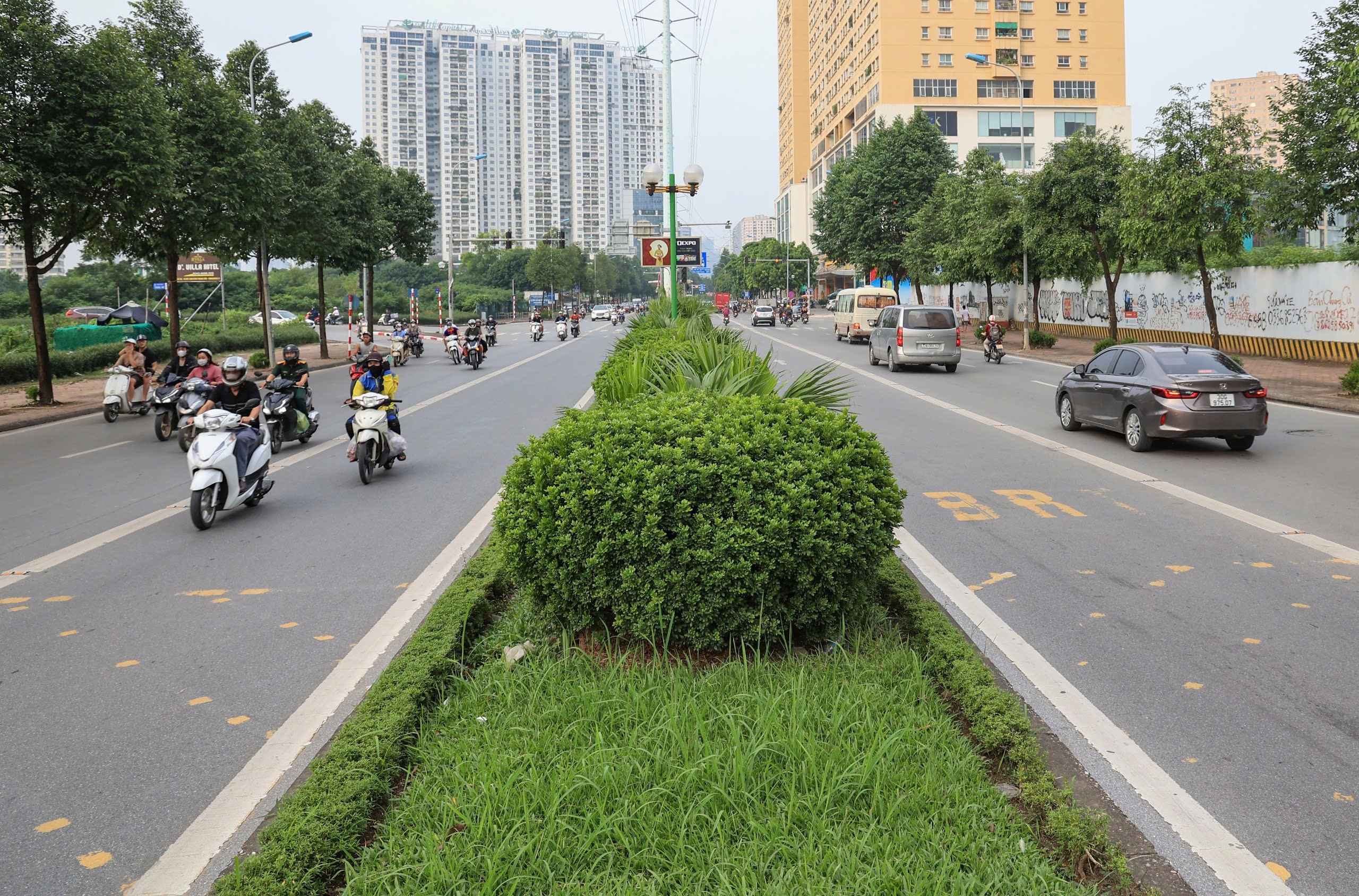 Hiện trạng c&aacute;c tuyến đường sắp được H&agrave; Nội chi cả trăm tỷ đồng x&eacute;n vỉa h&egrave;, dải ph&acirc;n c&aacute;ch- Ảnh 9.