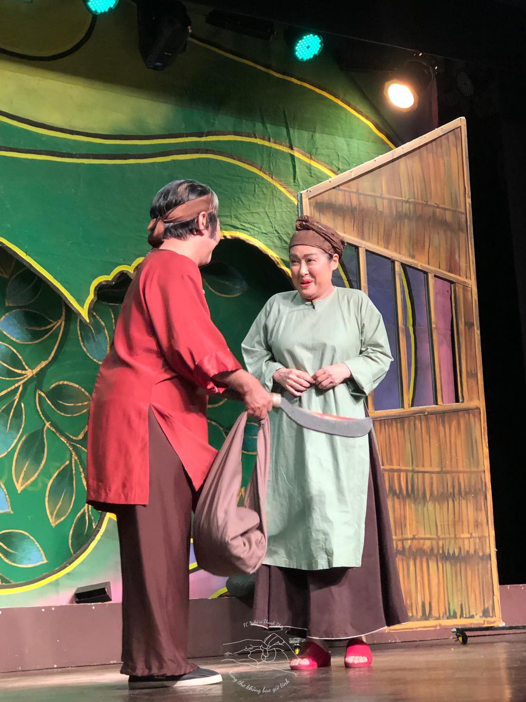 Nghệ sĩ Thanh Thủy: "Đi diễn hài vào ngày ba mất, Hoài Linh không dám nhìn vào mắt tôi"- Ảnh 1. Nghệ sĩ Thanh Thủy: "Đi diễn hài vào ngày ba mất, Hoài Linh không dám nhìn vào mắt tôi"- Ảnh 1.