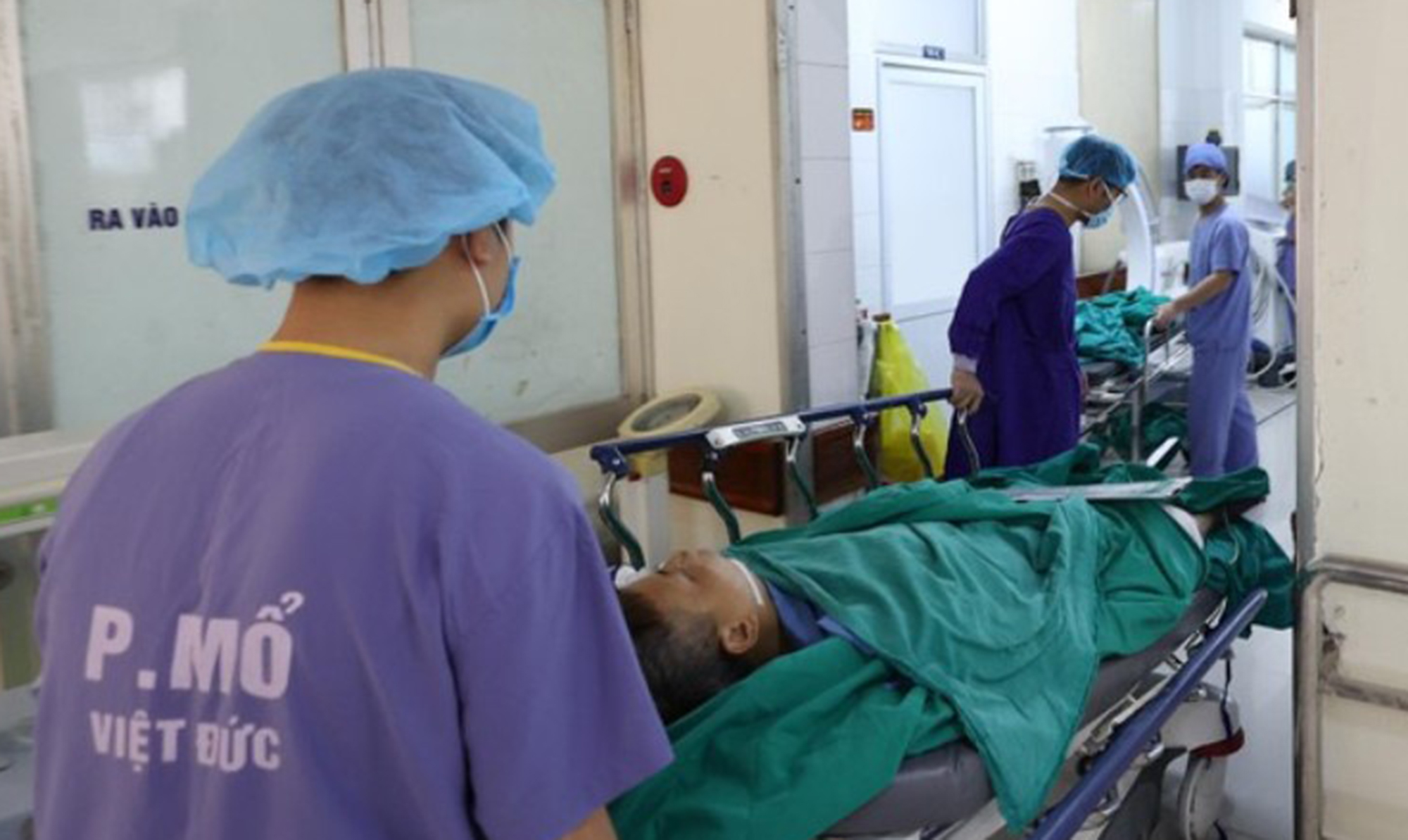 Bệnh nhân khổ sở vì thiếu thuốc, vật tư y tế- Ảnh 1. Bệnh nhân khổ sở vì thiếu thuốc, vật tư y tế- Ảnh 1.