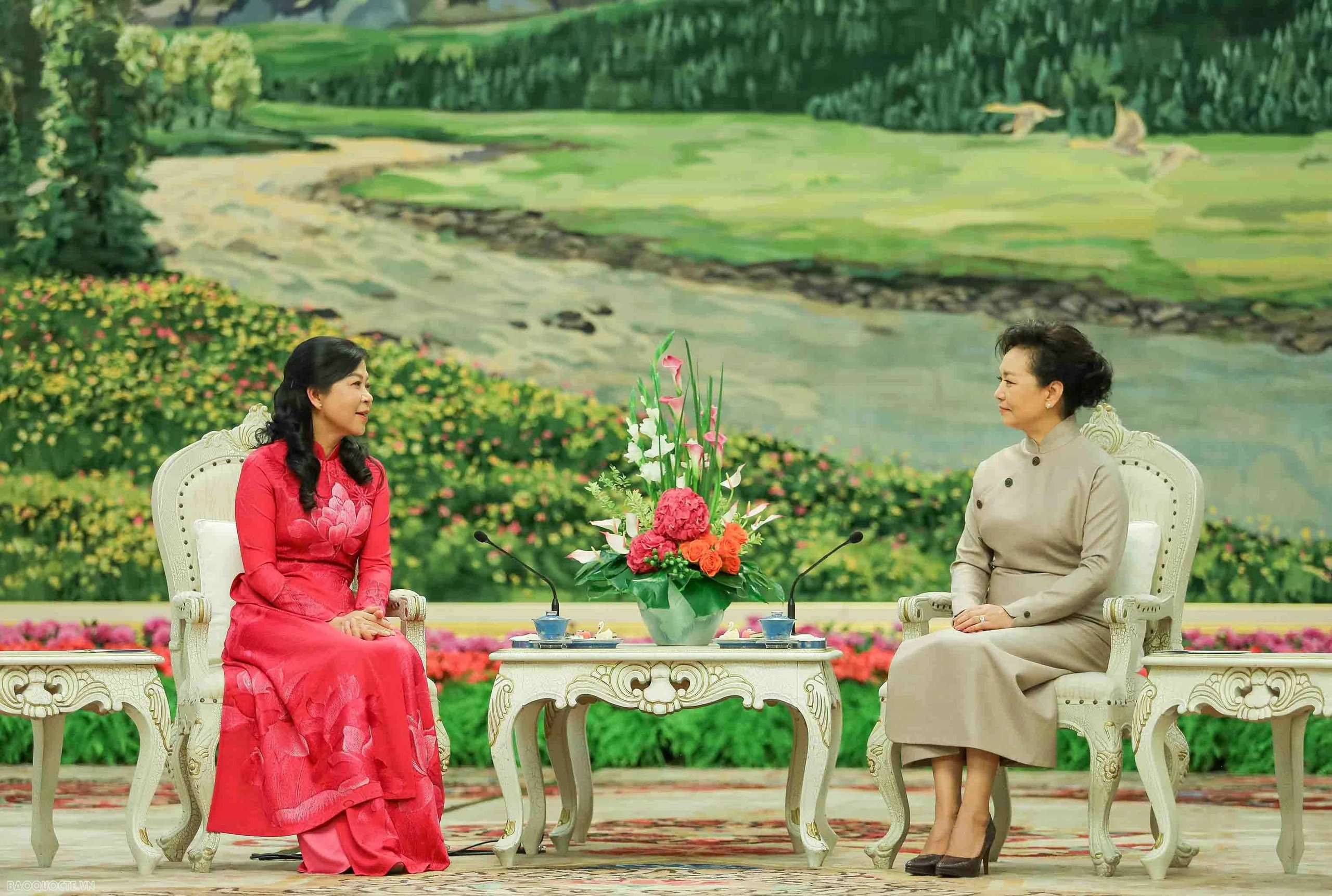 Phu nh&acirc;n Tổng B&iacute; thư Tập Cận B&igrave;nh mời phu nh&acirc;n Tổng B&iacute; thư T&ocirc; L&acirc;m thưởng thức tiệc tr&agrave;- Ảnh 1.