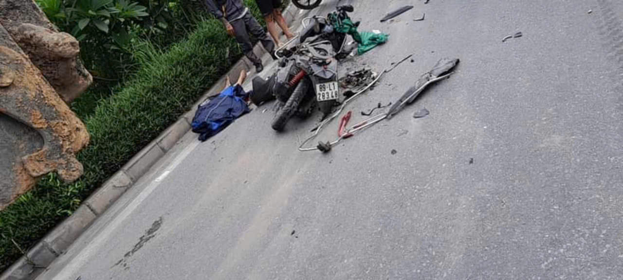 Xe "hổ vồ" c&aacute;n xe m&aacute;y ở kh&uacute;c cua, người phụ nữ tử vong thương t&acirc;m- Ảnh 2.