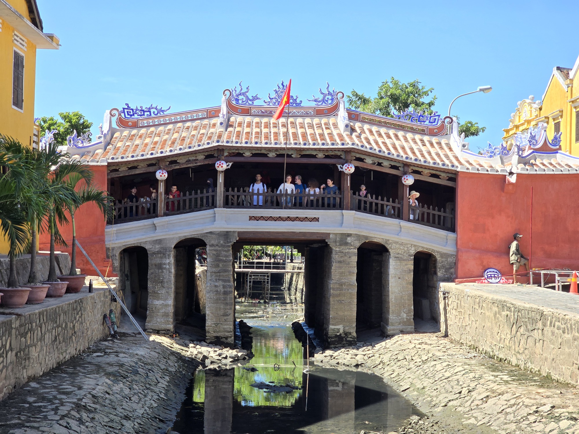 Ch&ugrave;a Cầu đ&oacute;n h&agrave;ng ngh&igrave;n lượt du kh&aacute;ch sau tr&ugrave;ng tu- Ảnh 2.