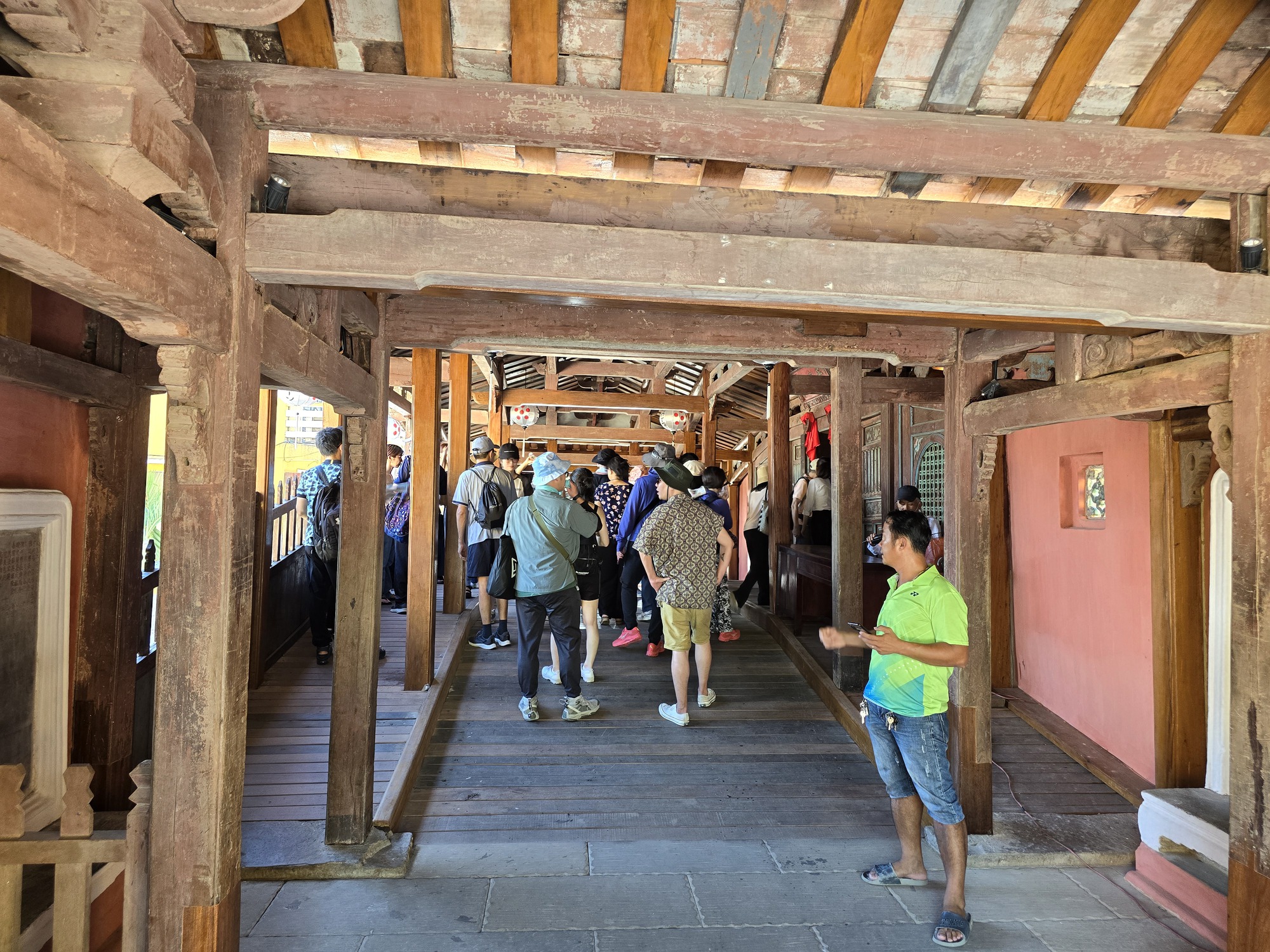 Ch&ugrave;a Cầu đ&oacute;n h&agrave;ng ngh&igrave;n lượt du kh&aacute;ch sau tr&ugrave;ng tu- Ảnh 5.