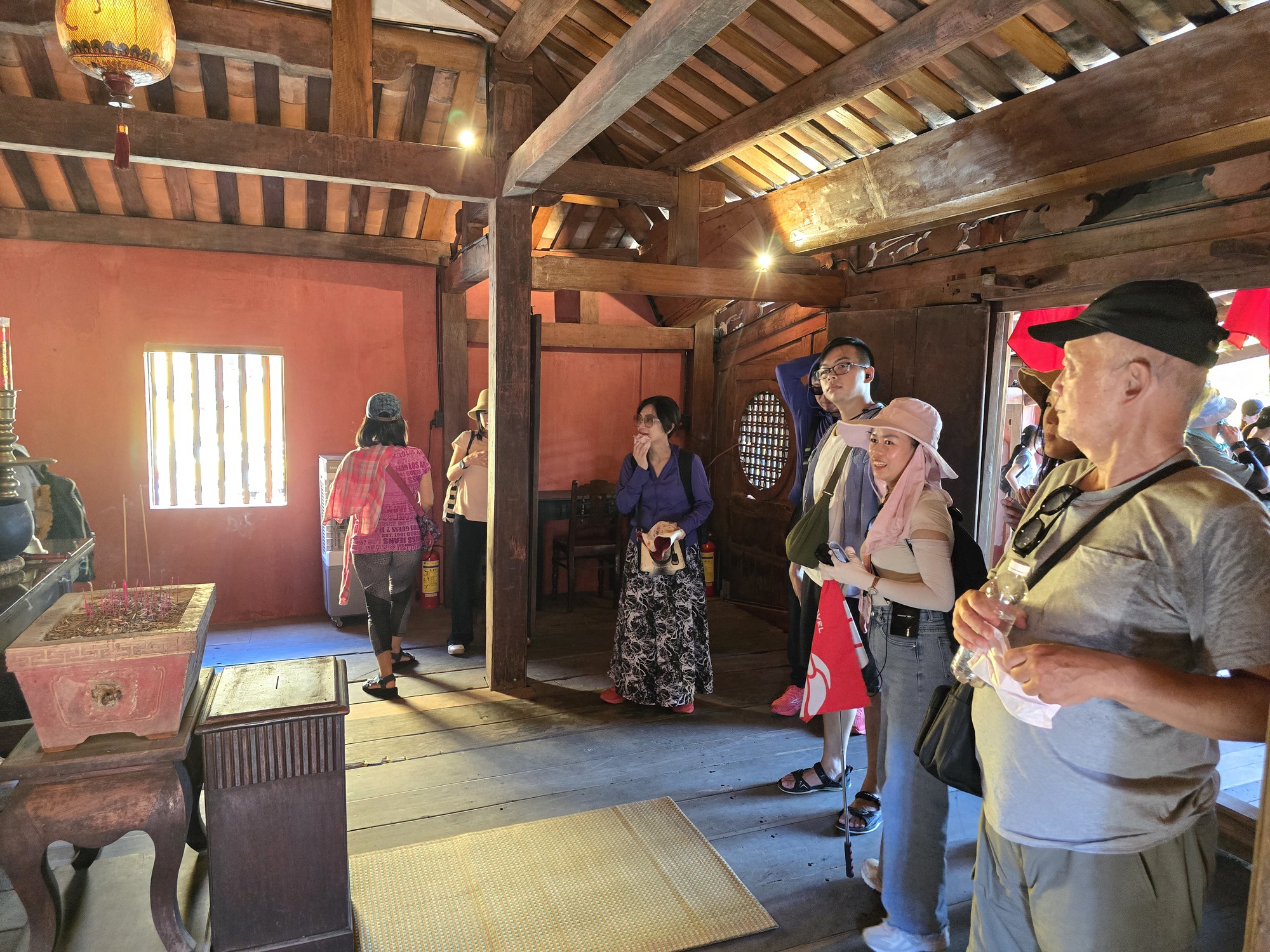 Ch&ugrave;a Cầu đ&oacute;n h&agrave;ng ngh&igrave;n lượt du kh&aacute;ch sau tr&ugrave;ng tu- Ảnh 6.