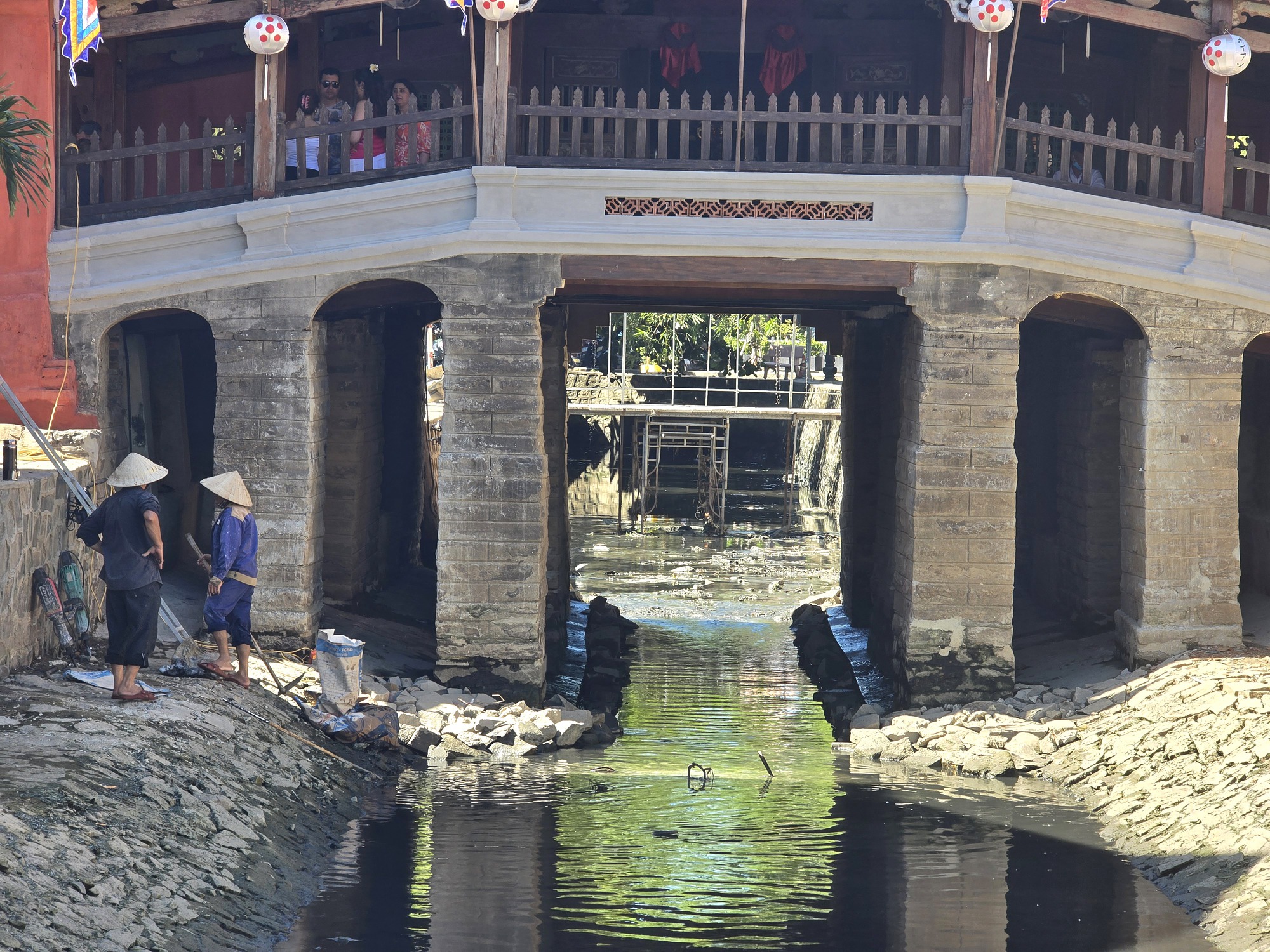 Ch&ugrave;a Cầu đ&oacute;n h&agrave;ng ngh&igrave;n lượt du kh&aacute;ch sau tr&ugrave;ng tu- Ảnh 8.