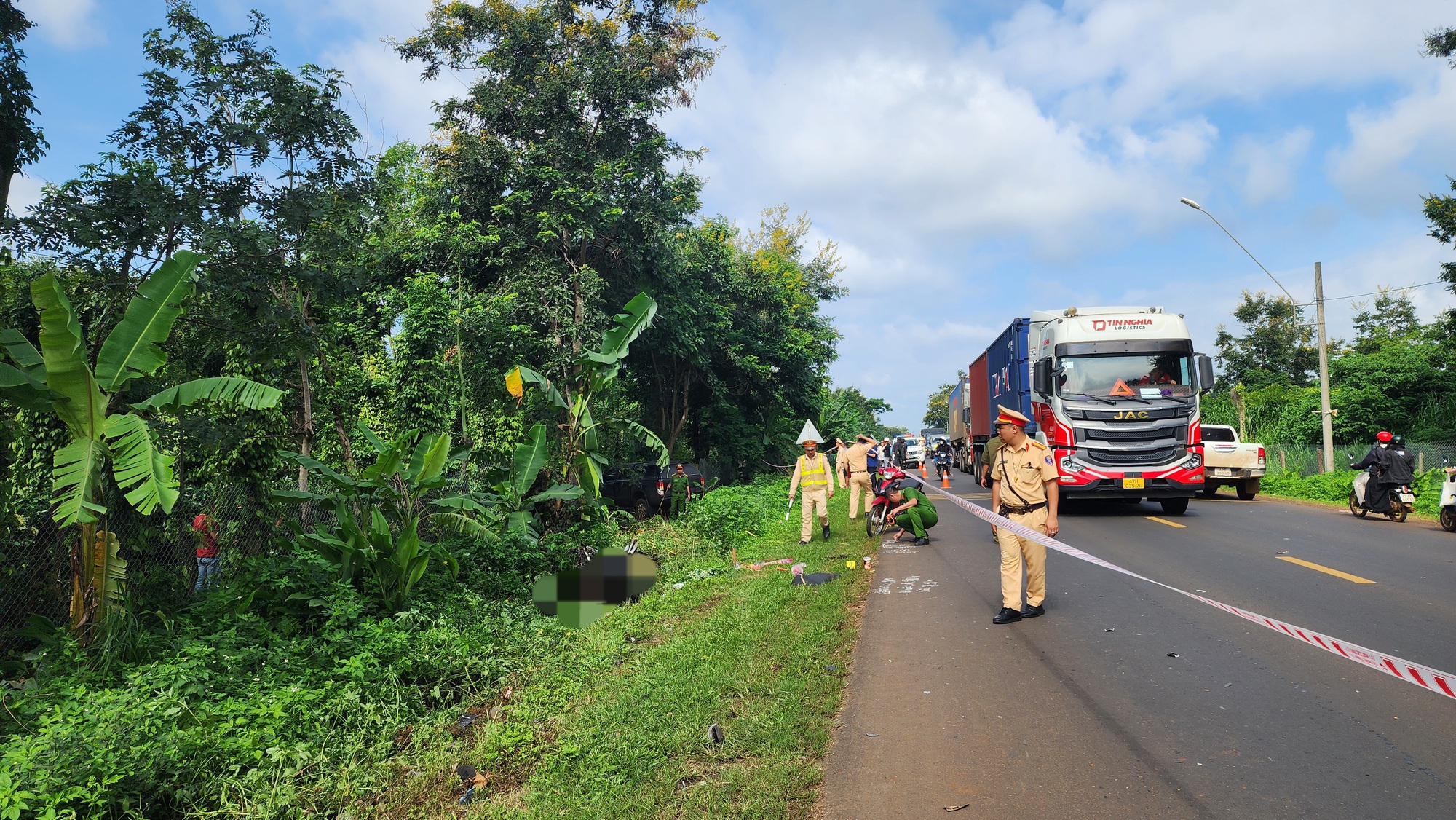 Xe b&aacute;n tải t&ocirc;ng xe m&aacute;y tr&ecirc;n QL26, cặp vợ chồng v&agrave; con trai tử vong tại chỗ- Ảnh 1.