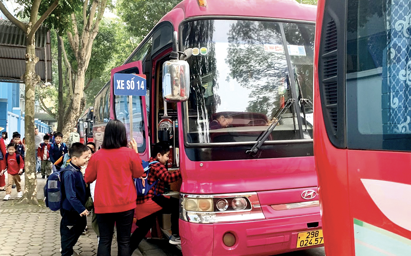 Đề xuất xe chuy&ecirc;n d&ugrave;ng đưa đ&oacute;n học sinh c&oacute; m&agrave;u sơn v&agrave;ng đậm- Ảnh 1.