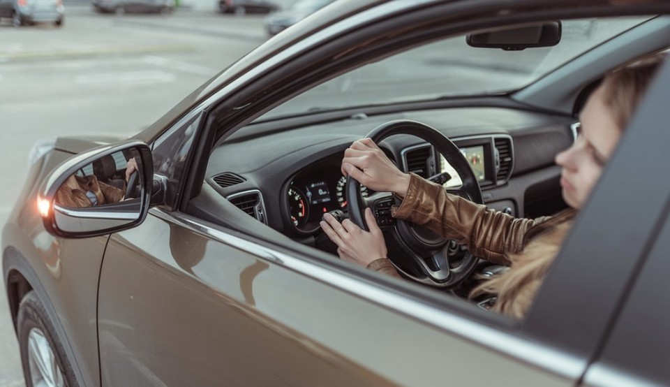 Đ&egrave;n xi nhan nứt vỡ, &ocirc; t&ocirc; c&oacute; được đăng kiểm?- Ảnh 2.