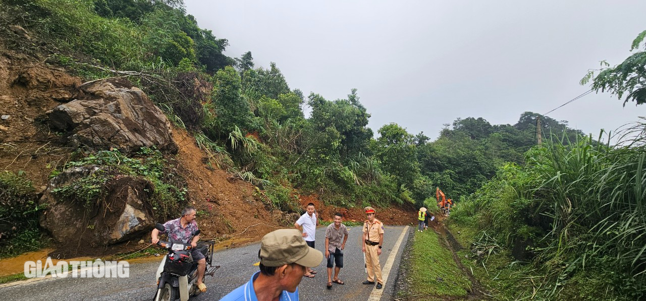 Sạt lở ta luy dương khiến QL3 từ Bắc Kạn l&ecirc;n Cao Bằng bị chia cắt tại đ&egrave;o Gi&oacute;- Ảnh 1.