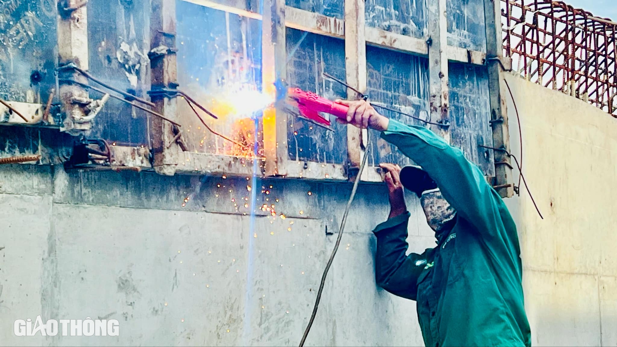 Cận cảnh c&acirc;y cầu sắp "giải cứu" giao th&ocirc;ng ph&iacute;a Nam TP.HCM- Ảnh 10.