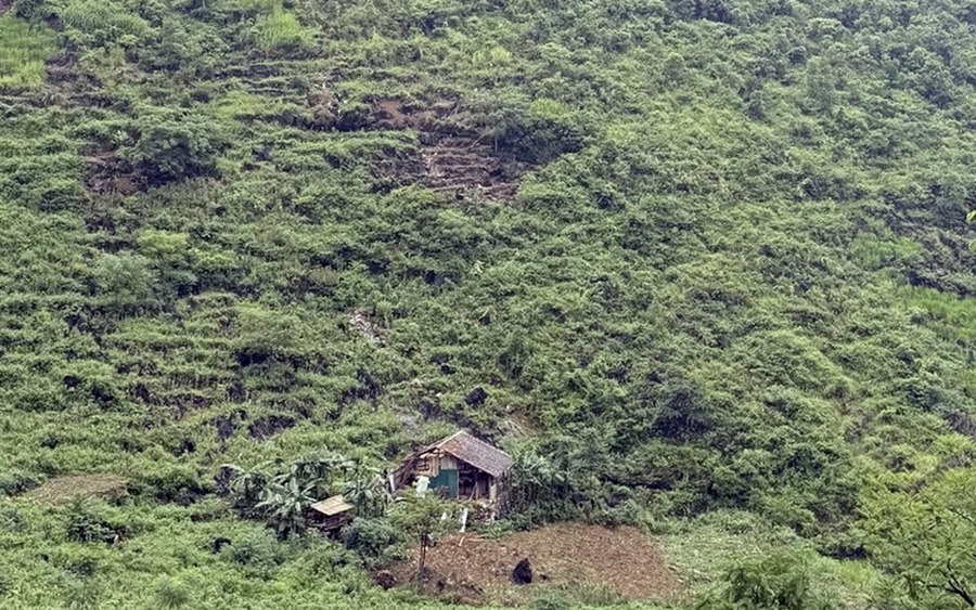 Đ&aacute; lở, lăn v&agrave;o nh&agrave; d&acirc;n ở Cao Bằng l&agrave;m một người tử vong- Ảnh 1.