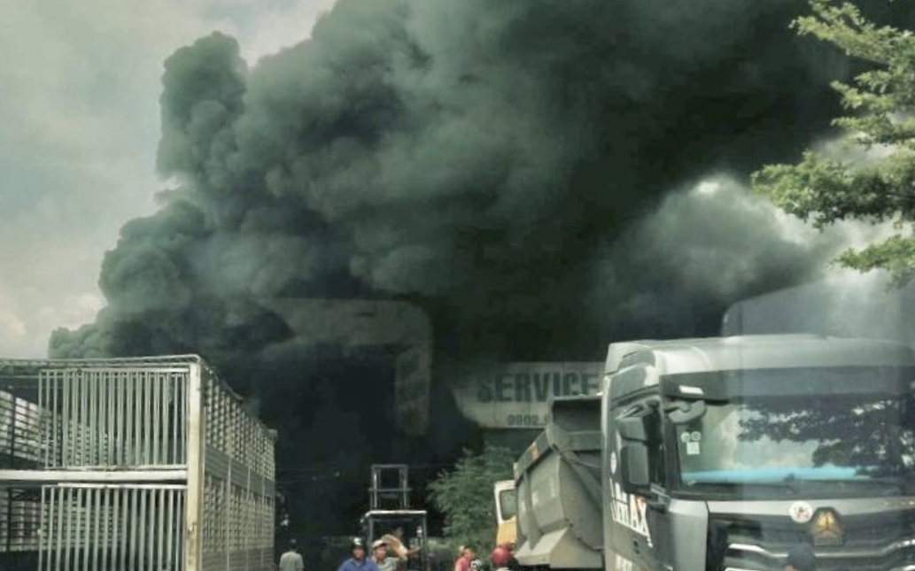 Cháy lớn suốt hơn 3 tiếng, nhiều cơ sở nhựa bị thiêu rụi- Ảnh 2. Chiếc xe tải bốc cháy khi đang sửa chữa ở gara