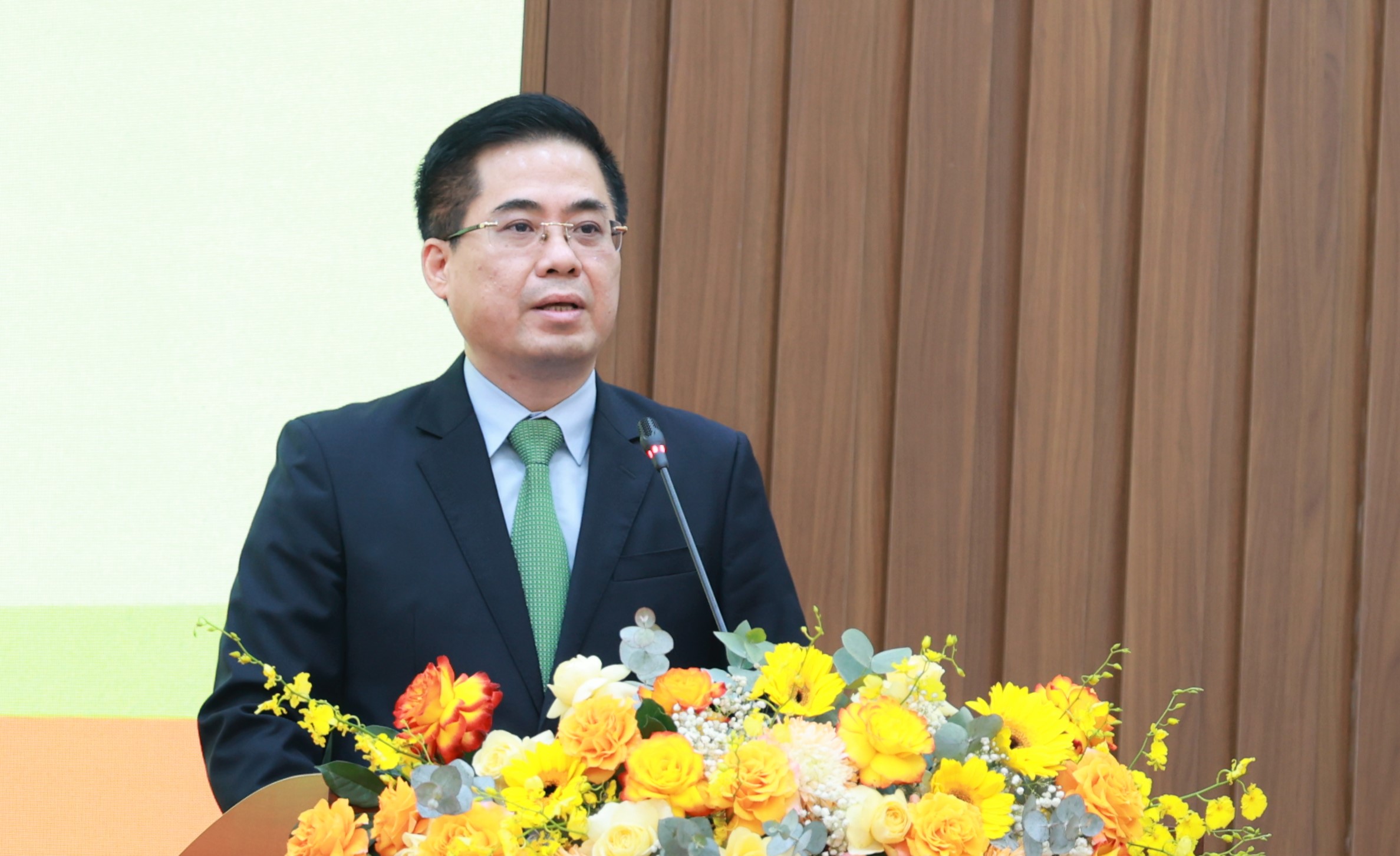 T&acirc;n chủ tịch UBND tỉnh Quảng Ng&atilde;i: Tiếp tục đầu tư hạ tầng giao th&ocirc;ng, tạo đ&agrave; ph&aacute;t triển- Ảnh 1.