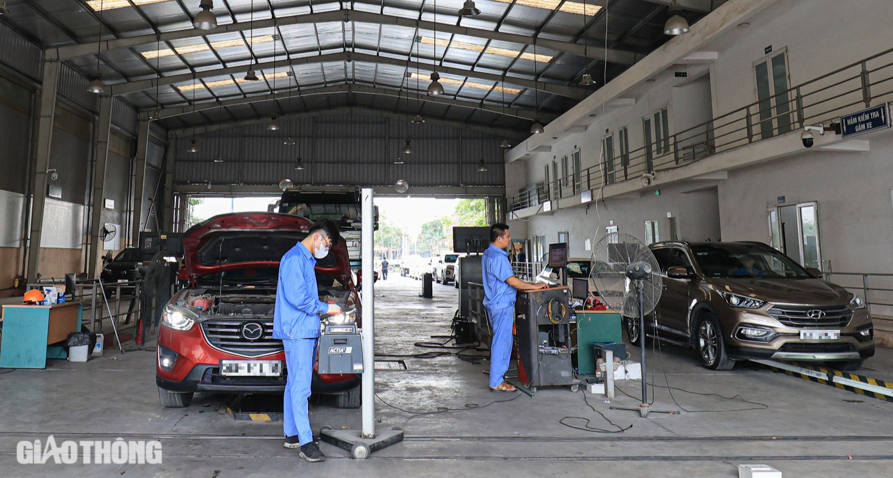 Đ&egrave;n xi nhan nứt vỡ, &ocirc; t&ocirc; c&oacute; được đăng kiểm?- Ảnh 1.