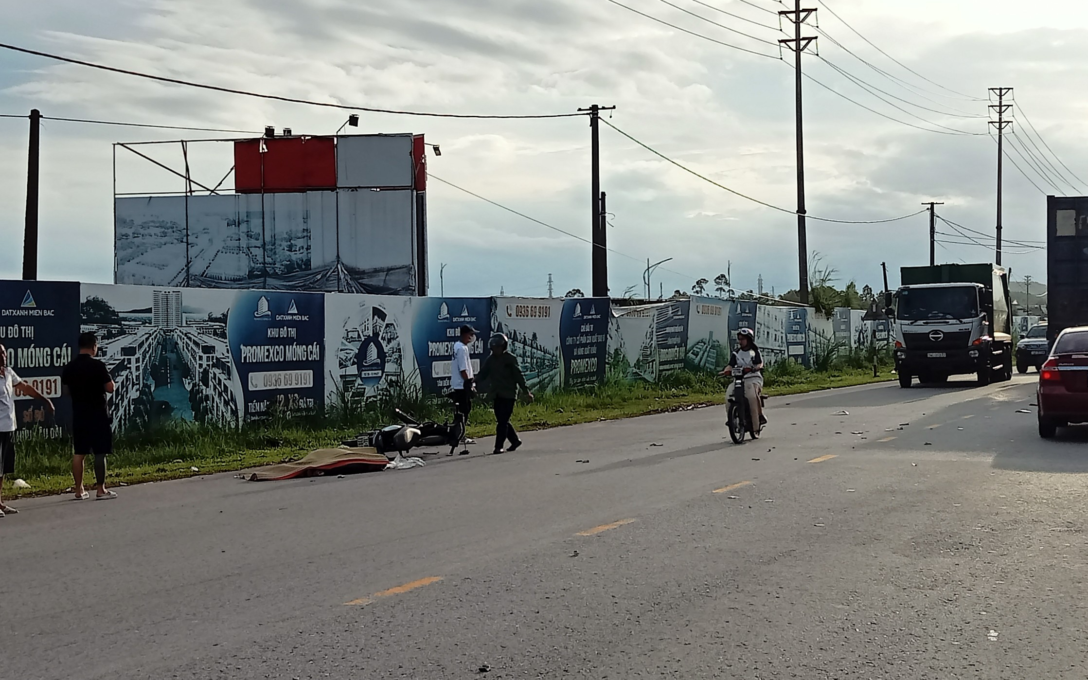 Va chạm với &ocirc; t&ocirc; tải tr&ecirc;n quốc lộ 18, nam t&agrave;i xế xe m&aacute;y tử vong - Ảnh 1.