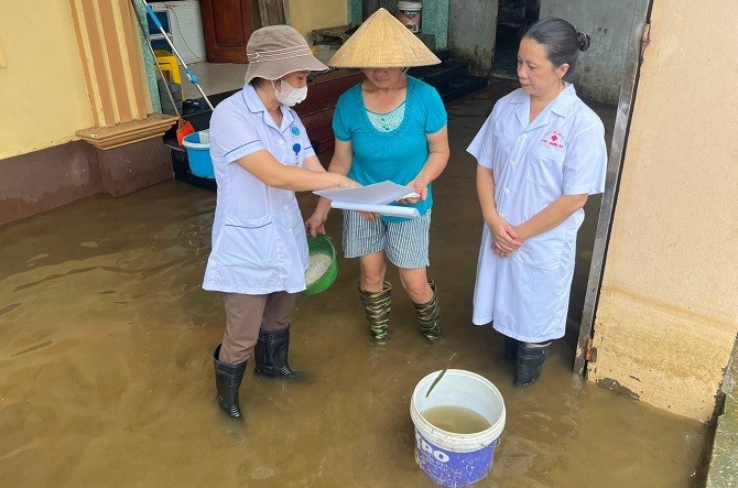H&agrave; Nội huy động lực lượng thu gom r&aacute;c thải, phun khử khuẩn sau mưa lũ- Ảnh 1.