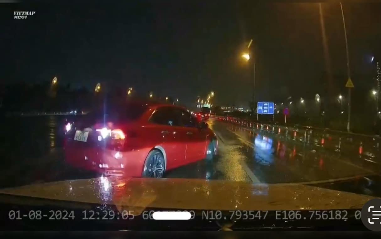 Phớt lờ nguy hiểm, t&agrave;i xế điều khiển &ocirc; t&ocirc; đi l&ugrave;i tr&ecirc;n đường dẫn cao tốc- Ảnh 1.