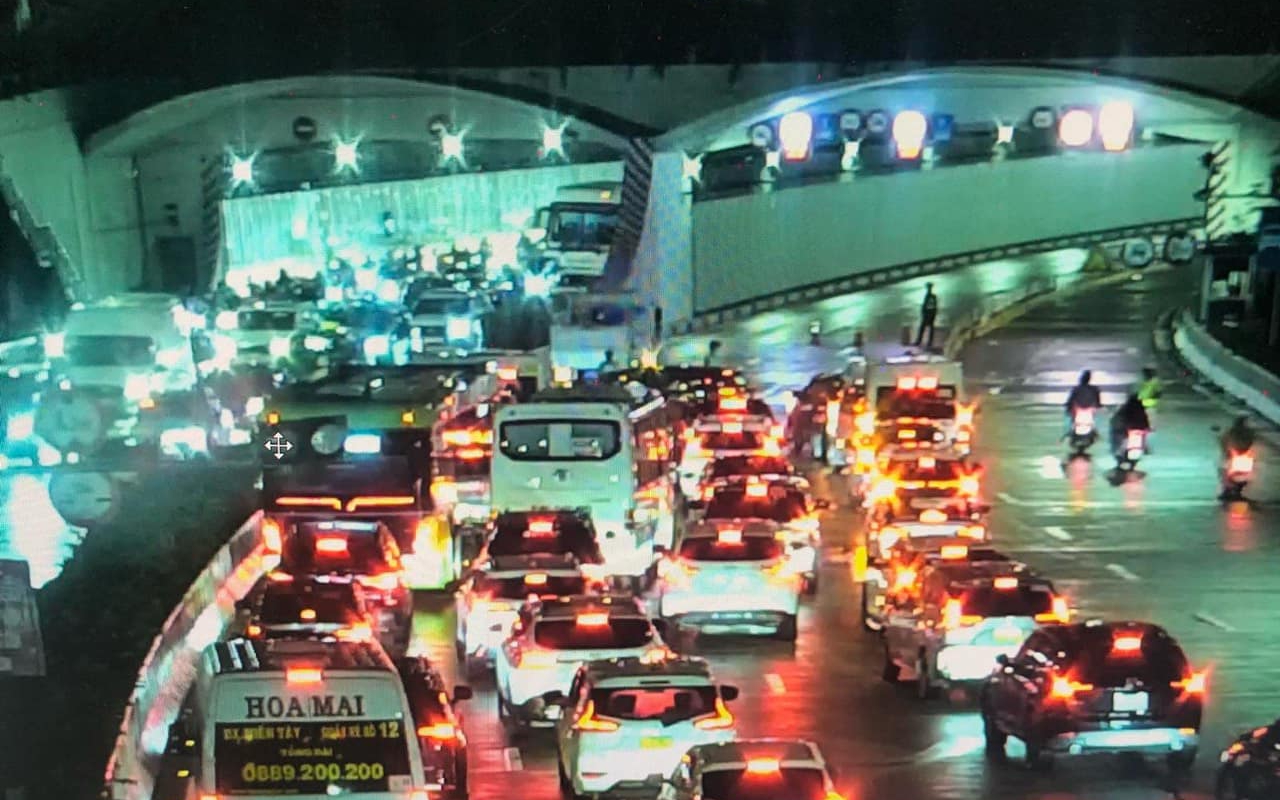 Xe máy SH bốc cháy ngùn ngụt trong hầm Thủ Thiêm- Ảnh 2. Ô tô bất ngờ bốc cháy, phong tỏa hầm Thủ Thiêm để dập lửa