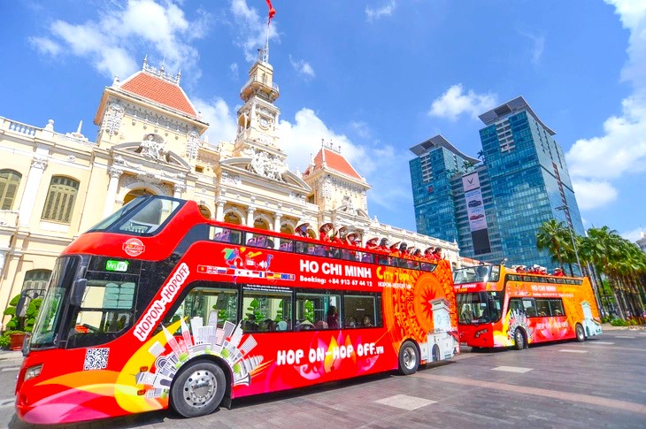 Tr&aacute;nh độc quyền trong th&iacute; điểm xe bu&yacute;t 2 tầng tại TP.HCM- Ảnh 1.