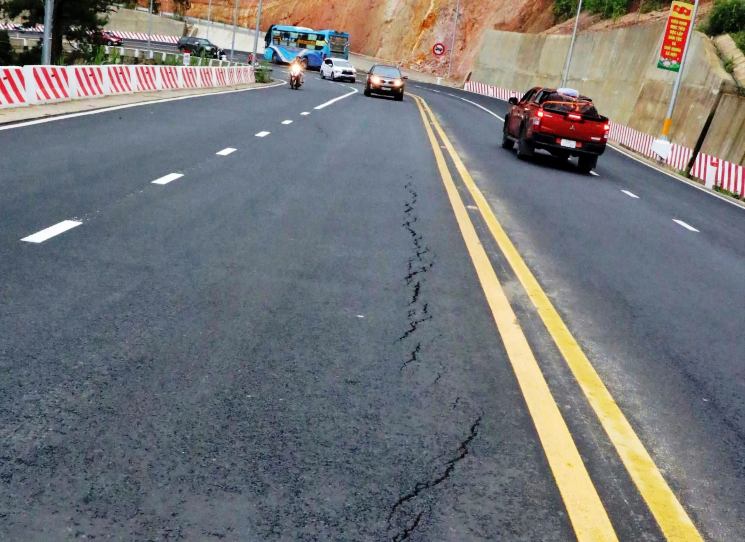 Khẩn trương khắc phục l&uacute;n, nứt mặt đường đ&egrave;o Prenn trước ng&agrave;y 15/8- Ảnh 2.